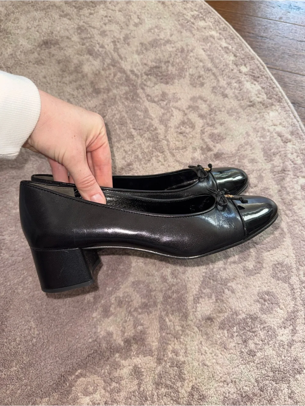 Tory Burch Women’s 8 45mm Cap-Toe Black Leather Pumps Shoes